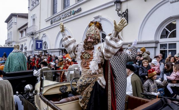 Gaspar saluda a los congregados ante la estación de tren.