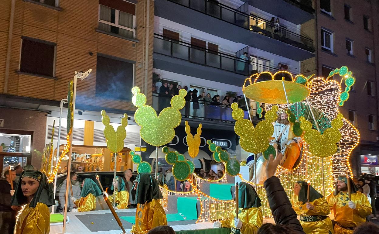 Los Reyes Magos animaron al público que se concentró en las calles de Iurreta y Durango 