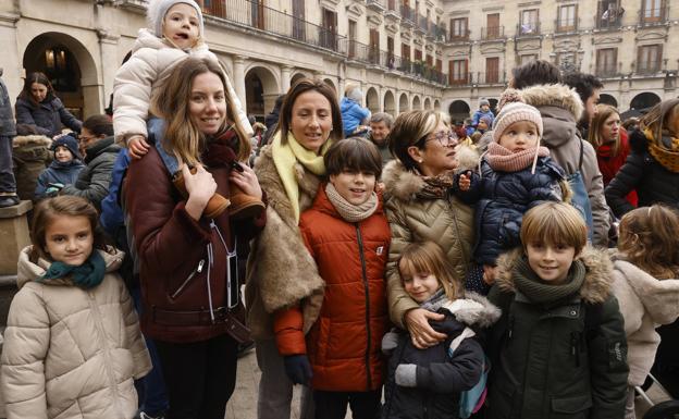 Patricia García y Adriana (López de Ocariz), madres de Nikole y de Avril e Izan, respectivamente. Iara, Ian e Irati Zárate junto a su abuela. 