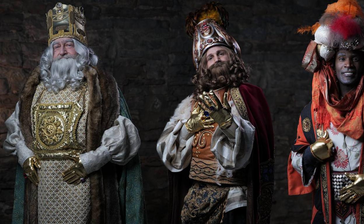 Melchor, Gaspar y Baltasar llegan hoy a Vitoria para vivir una intensa jornada que recupera el saludo y la recepción en la Casa Consitorial. A. V.