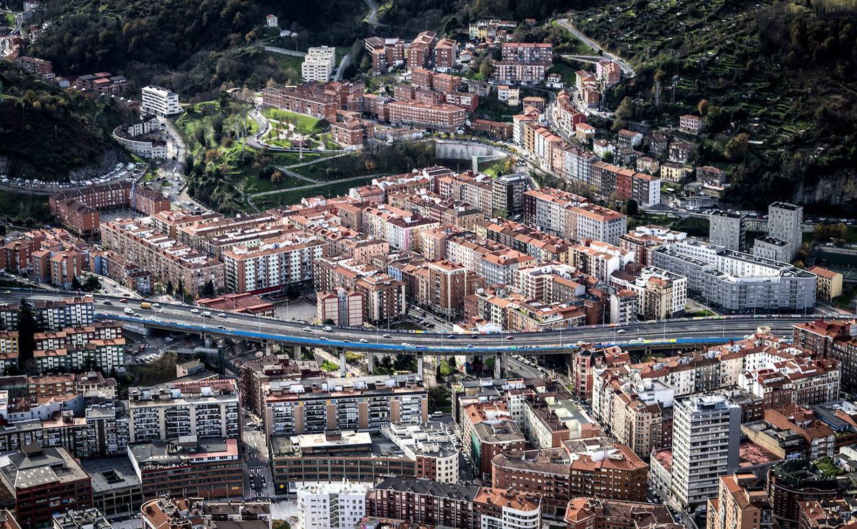 Vista aérea de Bilbao en la que se ve la autopista que cruza el barrio de Rekalde y el Barrio de Basurto