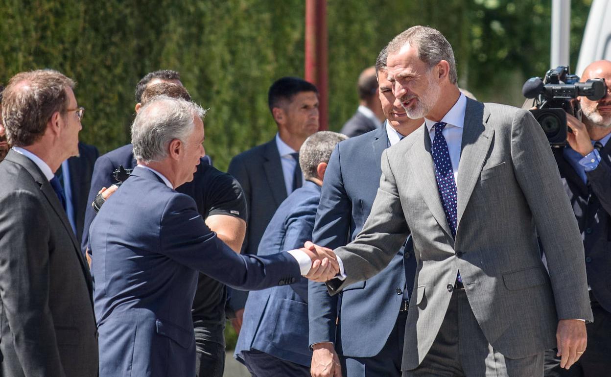 El lehendakari, Iñigo Urkullu, saluda al Rey Felipe durante el acto por el 25 aniversario de la muerte de Miguel Ángel Blanco, el pasado julio en Ermua. 