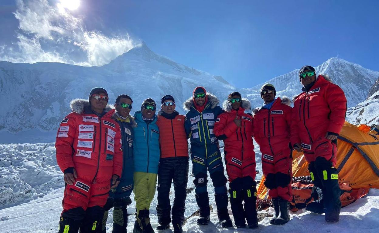 Txikon, con su equipo