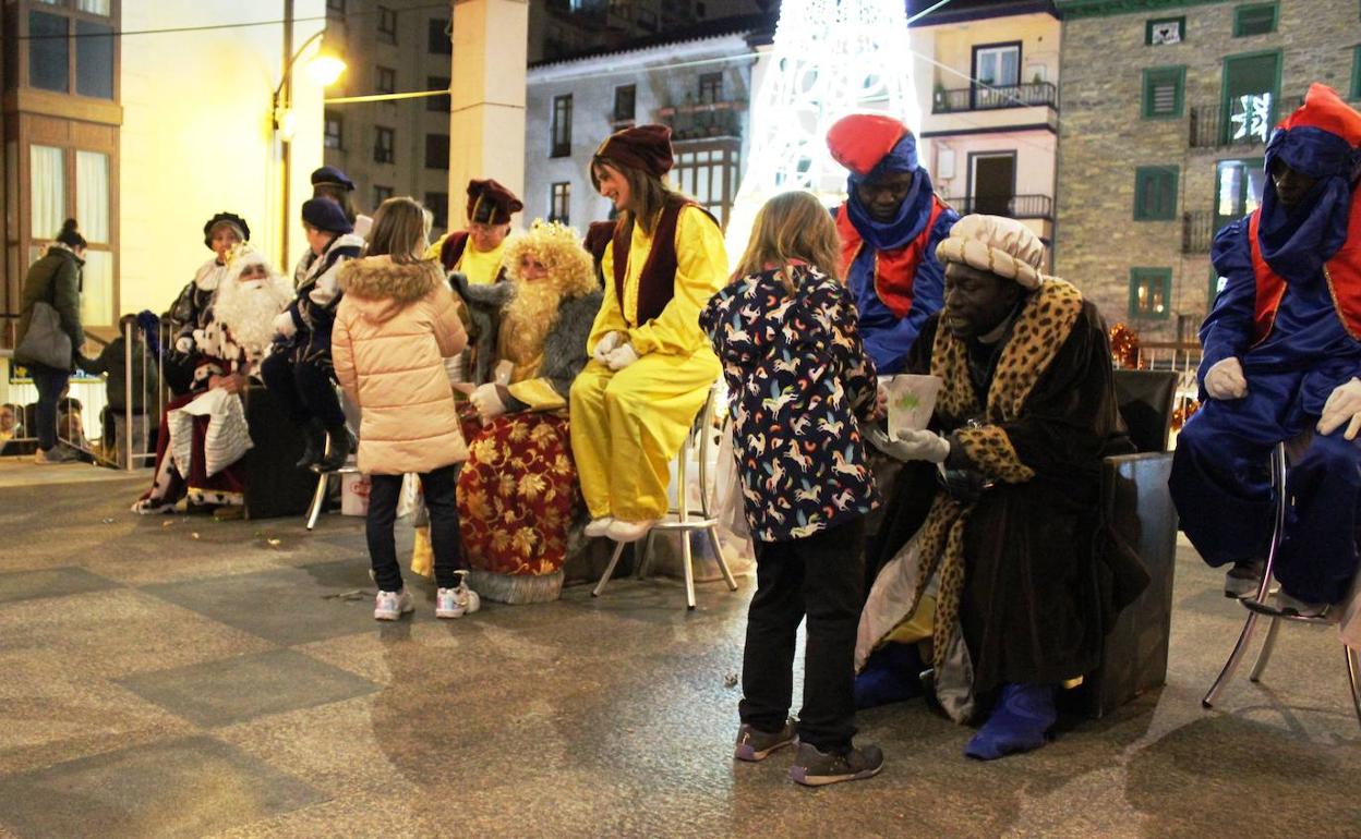 Sus Majestades atendieron a los niños y niñas en la plaza