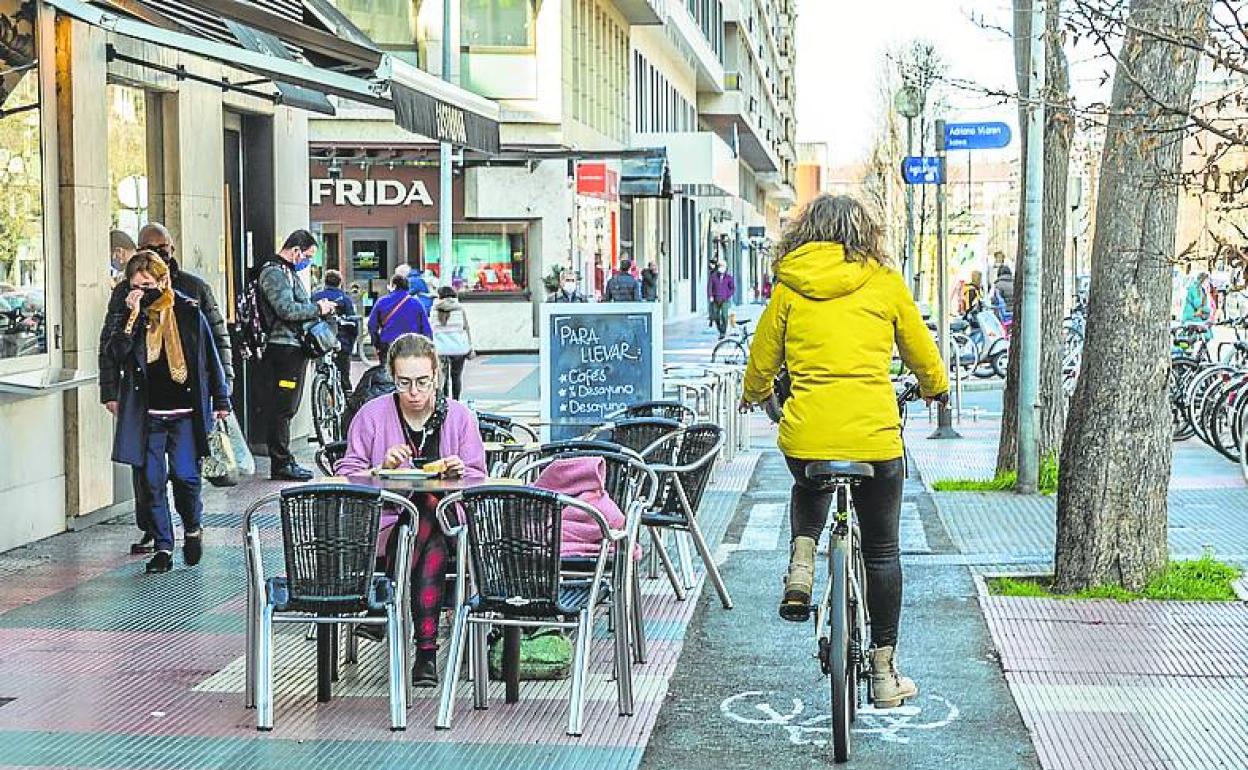 Carril bici en la Avenida de Gasteiz. 