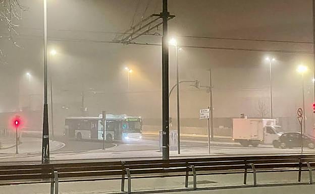 La niebla cubre Vitoria desde esta madrugada.