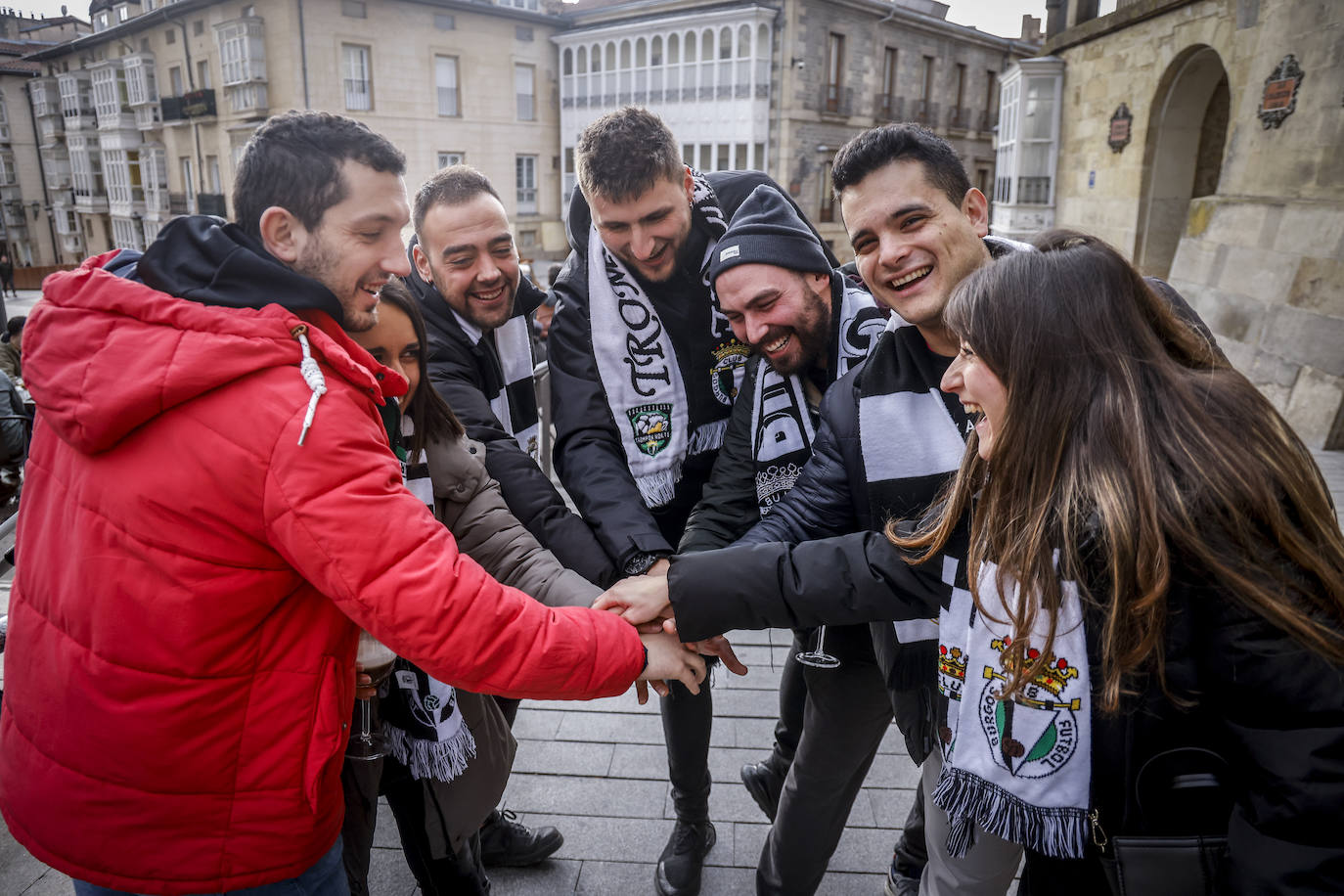 Fotos: Las aficiones del Alavés y el Burgos calientan motores en la previa del partido por las calles de Vitoria