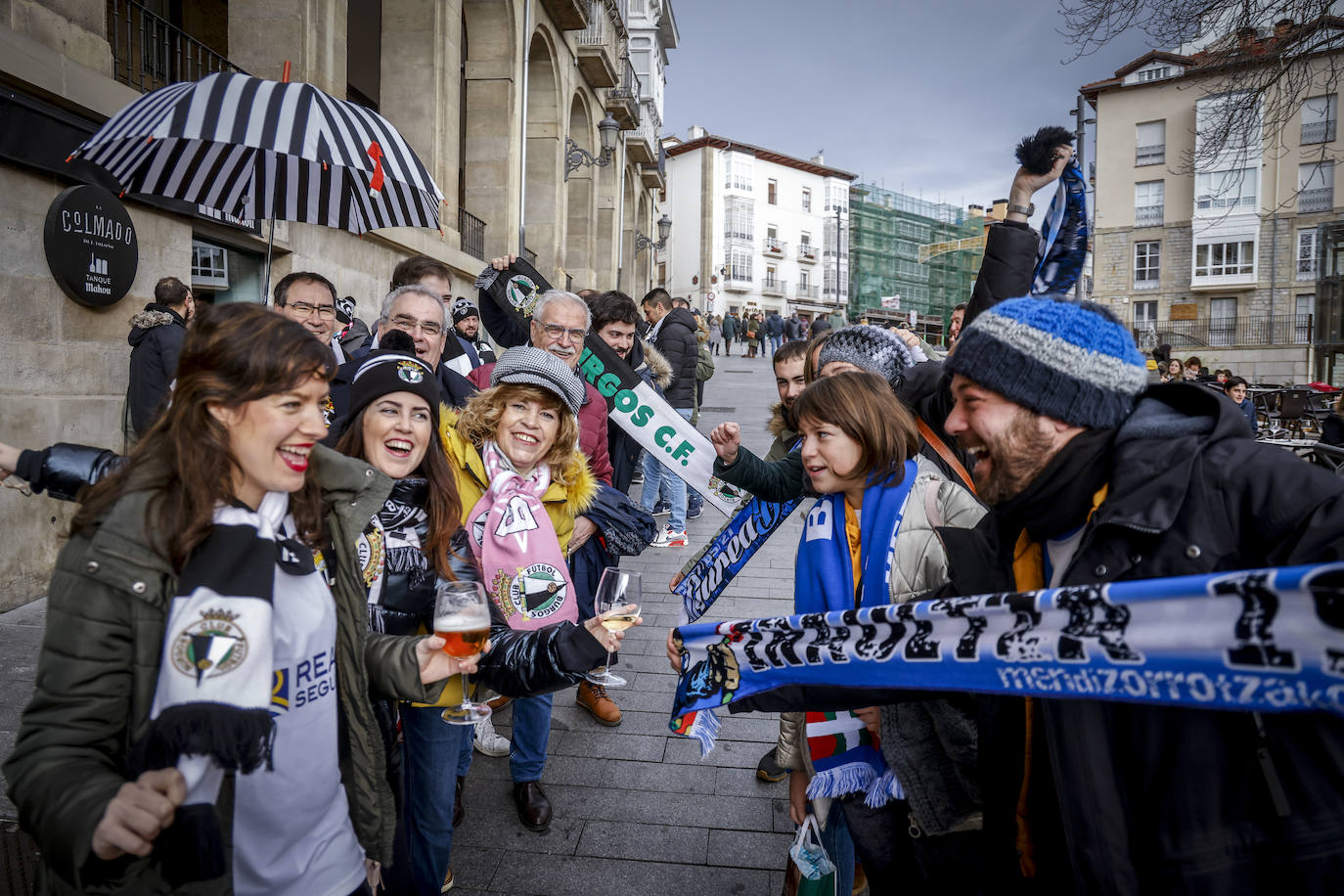 Fotos: Las aficiones del Alavés y el Burgos calientan motores en la previa del partido por las calles de Vitoria