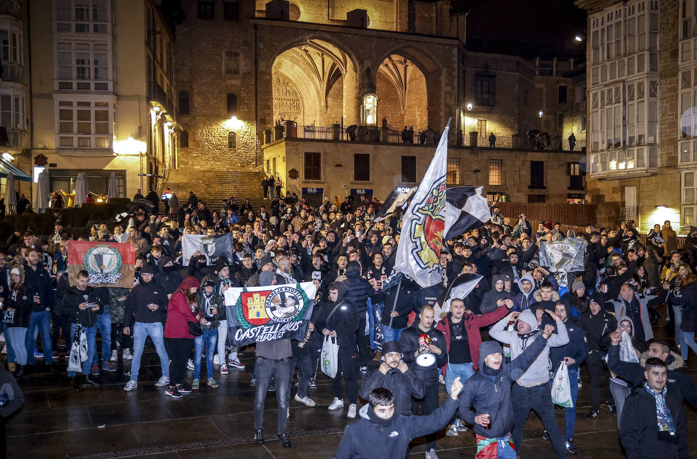 Fotos: Las aficiones del Alavés y el Burgos calientan motores en la previa del partido por las calles de Vitoria