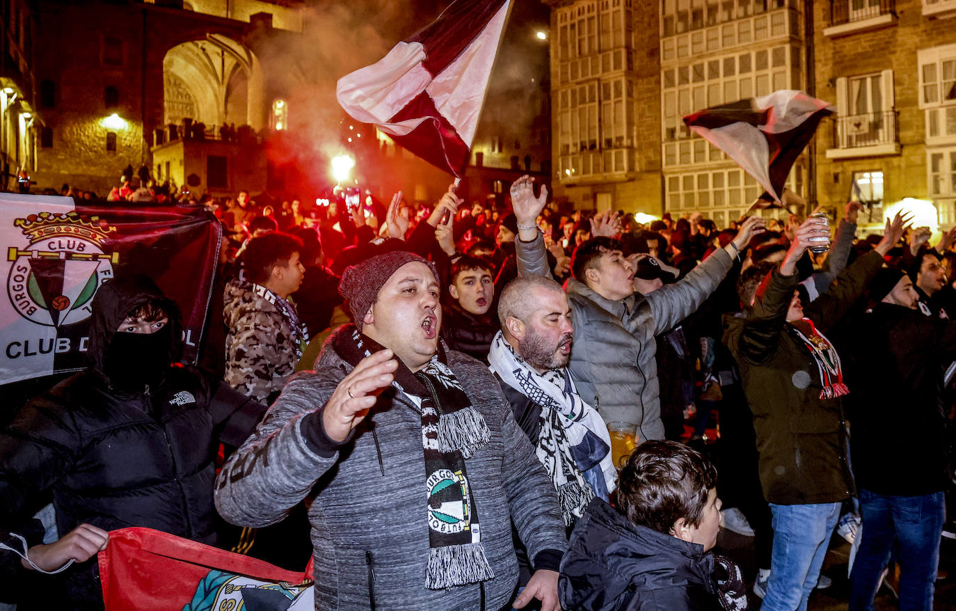 Fotos: Las aficiones del Alavés y el Burgos calientan motores en la previa del partido por las calles de Vitoria