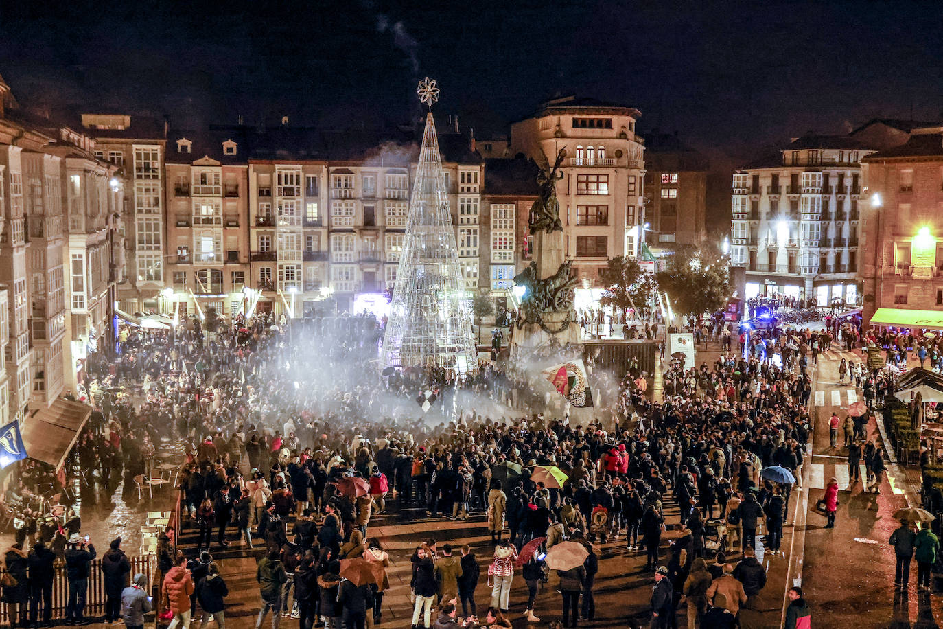 Fotos: Las aficiones del Alavés y el Burgos calientan motores en la previa del partido por las calles de Vitoria