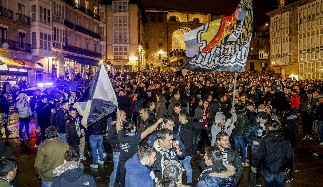 Fotos: Las aficiones del Alavés y el Burgos calientan motores en la previa del partido por las calles de Vitoria