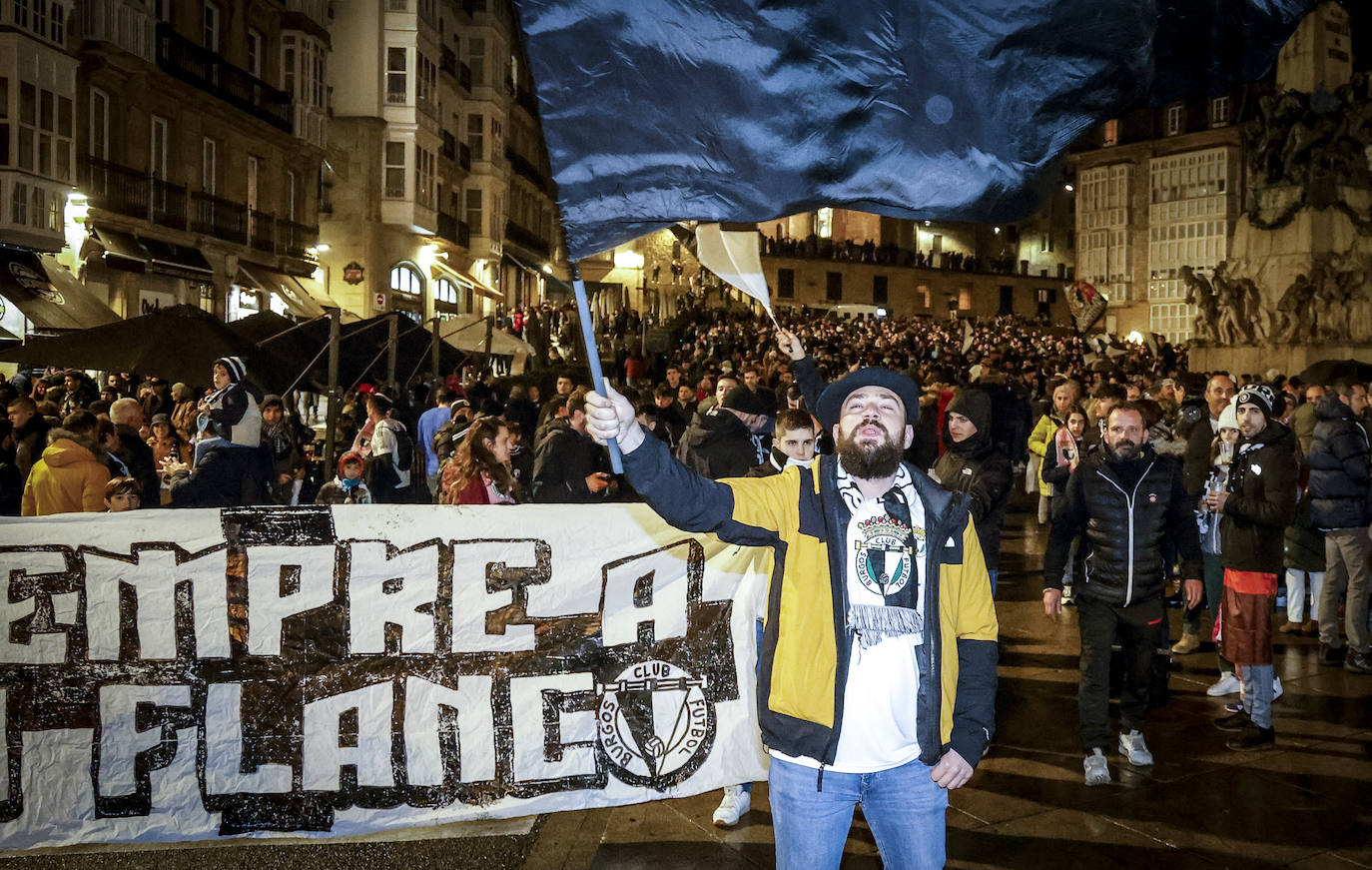 Fotos: Las aficiones del Alavés y el Burgos calientan motores en la previa del partido por las calles de Vitoria