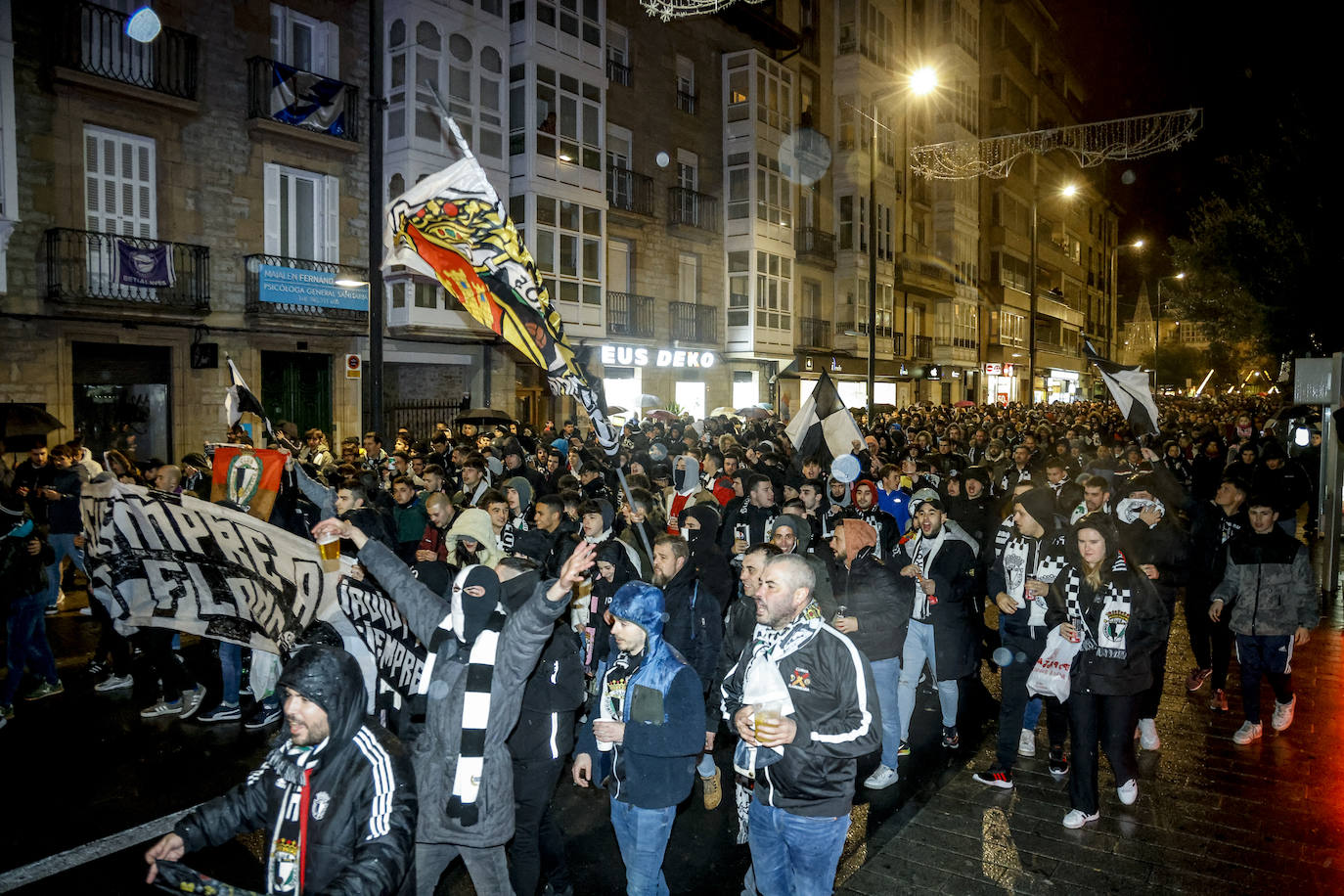 Fotos: Las aficiones del Alavés y el Burgos calientan motores en la previa del partido por las calles de Vitoria