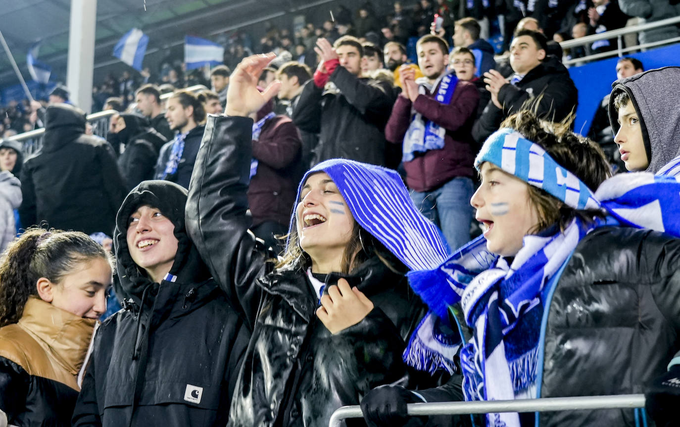 Fotos: Las aficiones del Alavés y el Burgos calientan motores en la previa del partido por las calles de Vitoria