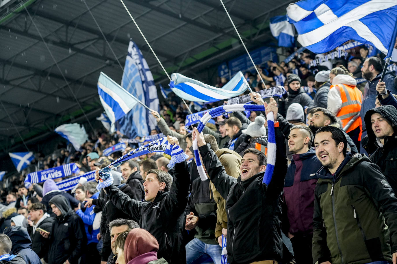 Fotos: Las aficiones del Alavés y el Burgos calientan motores en la previa del partido por las calles de Vitoria