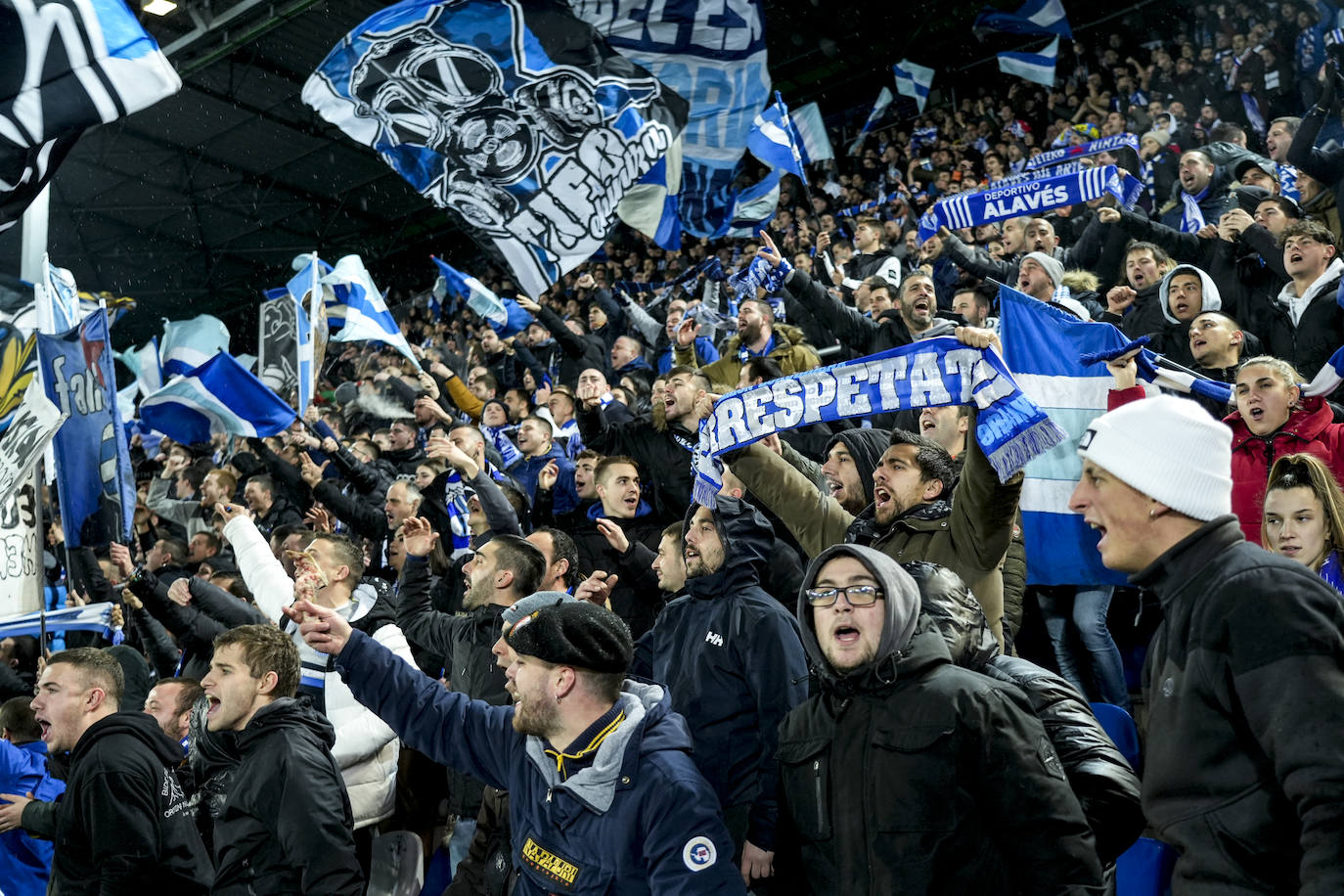 Fotos: Las aficiones del Alavés y el Burgos calientan motores en la previa del partido por las calles de Vitoria