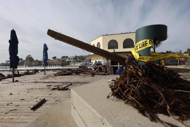 Las fuertes tormentas han dejado innumerables destrozos por toda la costa.