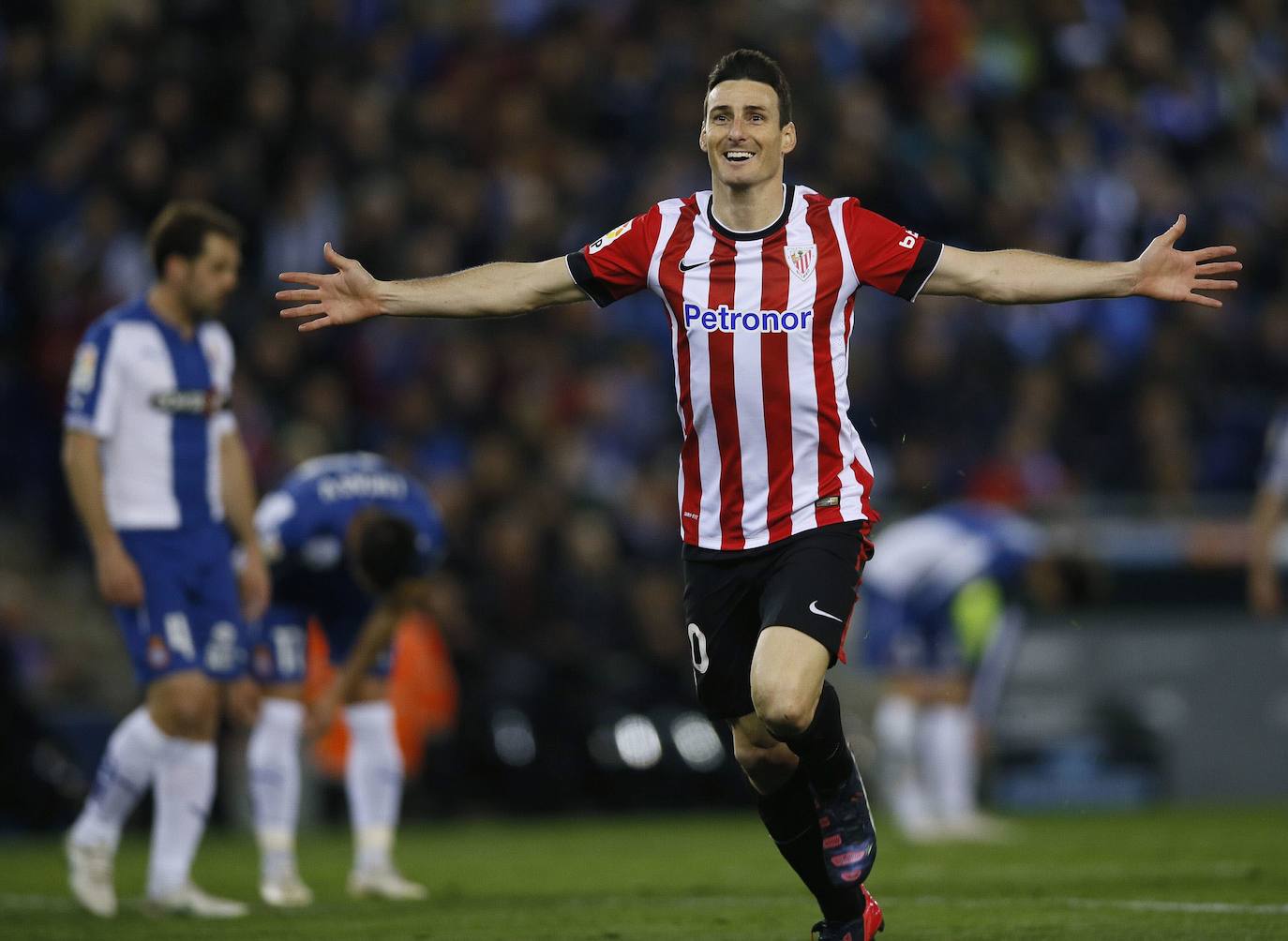 Aduriz celebra uno de los dos goles anotados en Barcelona.