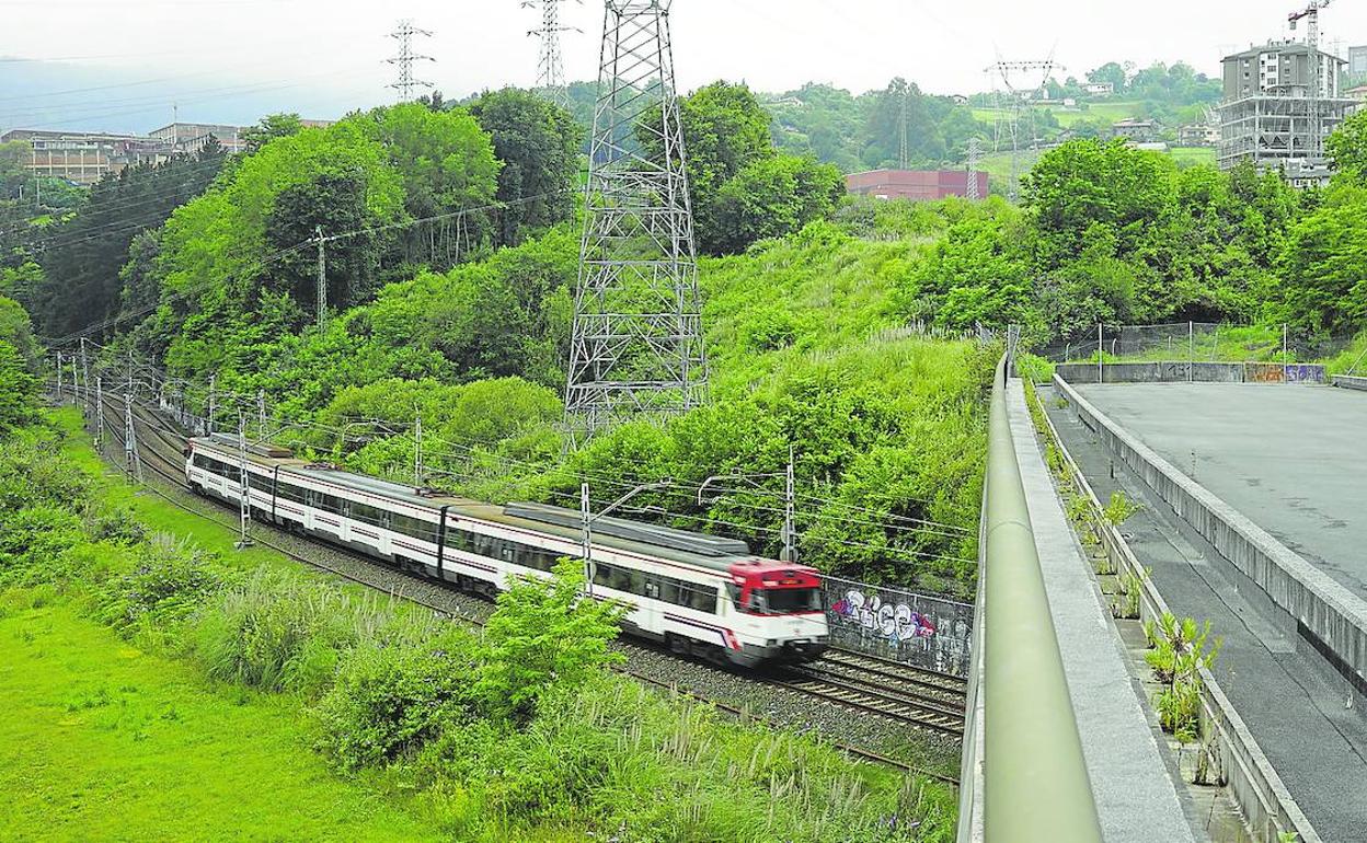 Final del viaducto que une Zaratamo y Basauri, punto en el que se ubicará la estación hasta que el tren pueda llegar a Abando. 