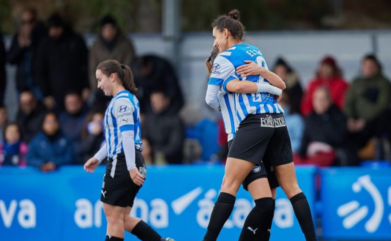 Elba Verges celebra el cuarto gol del encuentro con Carrillo de fondo. 