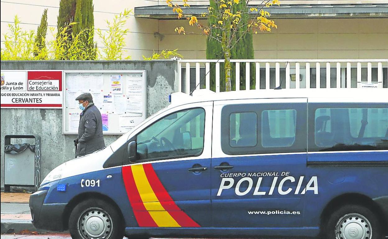 Un coche de Policía Nacional patrulla la ciudad. 