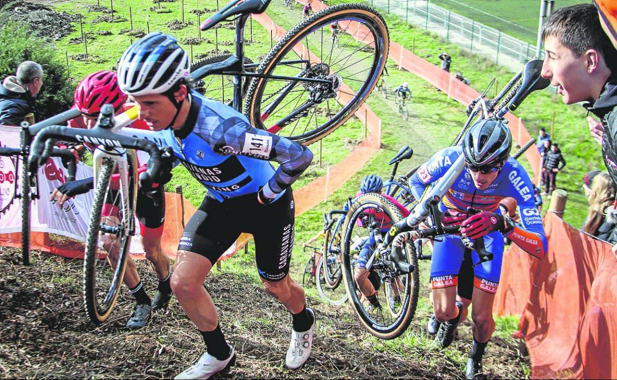 El nuevo repecho obligó a todos los participantes a subirlo con su bici al hombro. fotos: 