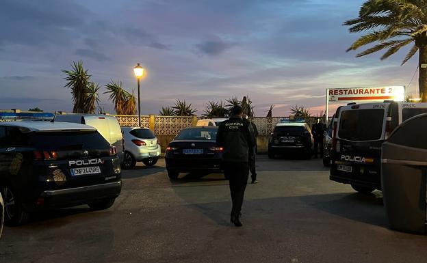 Un cadáver sin cabeza ni manos aparece en una playa de Marbella 