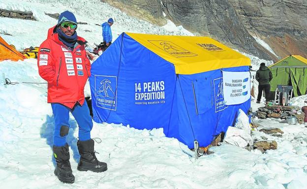 Alex Txikon se toma un descanso en el campo base.