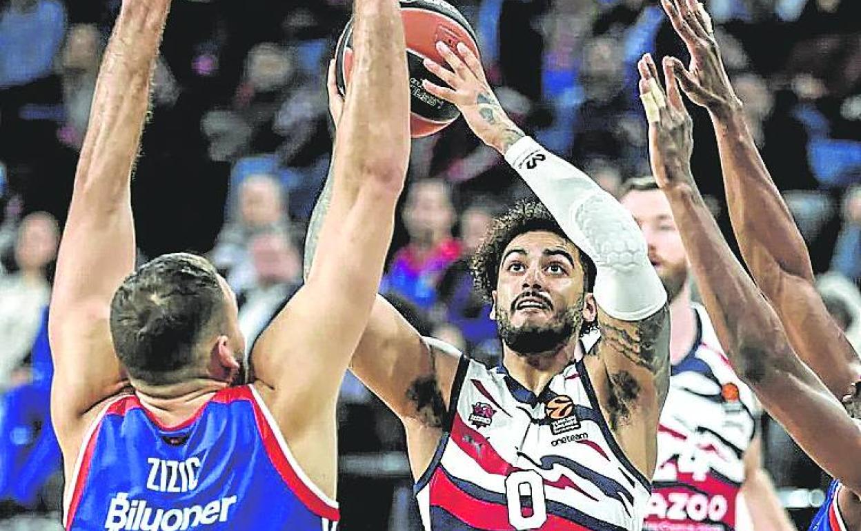 El escolta, rodeado de manos defensivas del Efes. 