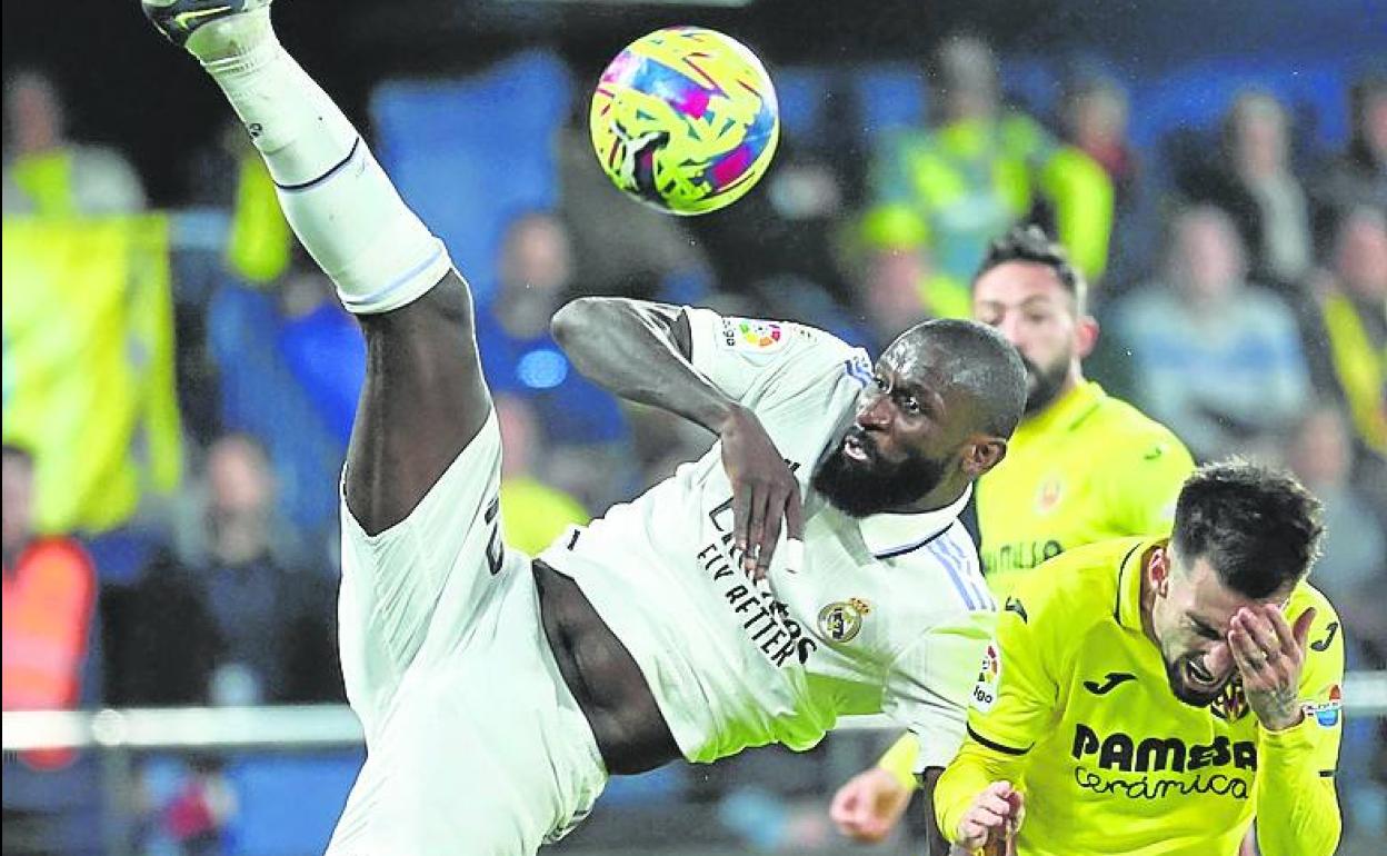 Rudiger despeja ante Baena en el Villarreal-Real Madrid del sábado. 