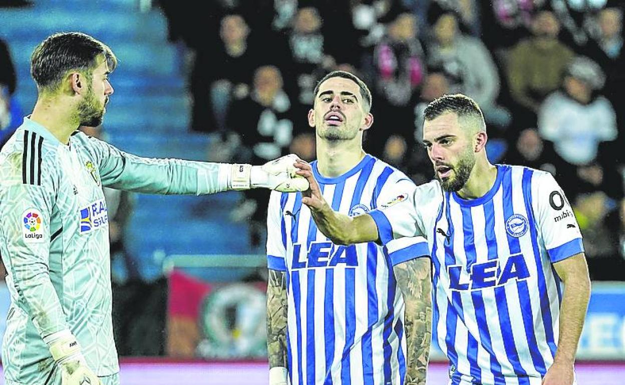 Luis Rioja felicita a Caro por una intervención. 