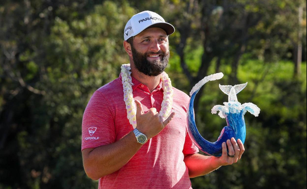 Rahm sostiene el trofeo del Torneo de Campeones, que el de Barrika ha ganado a fuerza de fe y talento.