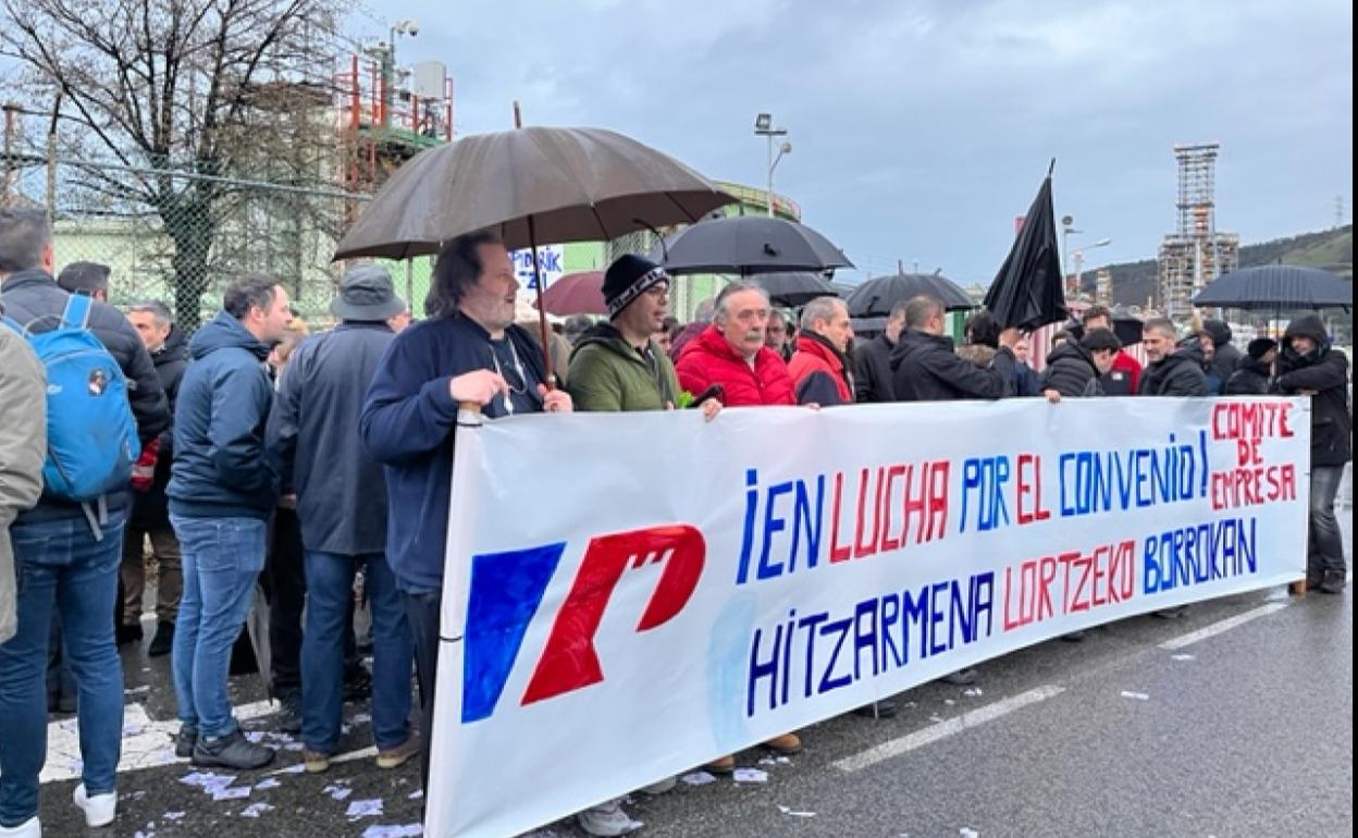 La concentración se ha desarrollado frente a las instalaciones de Muskiz entre las 7.00 y las 10.00 horas. 