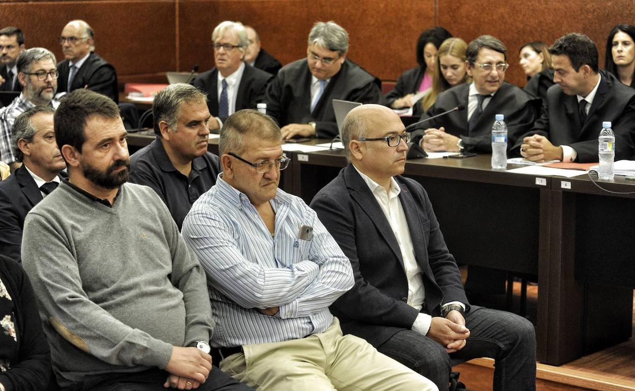 Koldo Ochandiano, Aitor Tellería y Alfredo de Miguel, durante el juicio en la Audiencia de Álava. 