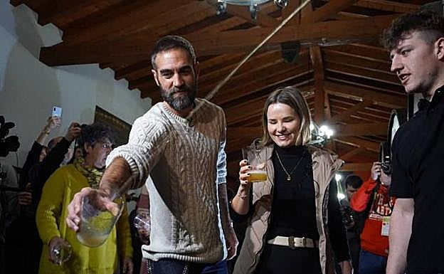 Los actores Aitziber Garmendia y Jon Plazaola han sido los encargados de entonar el 'Gure Sagardo Berria'. 