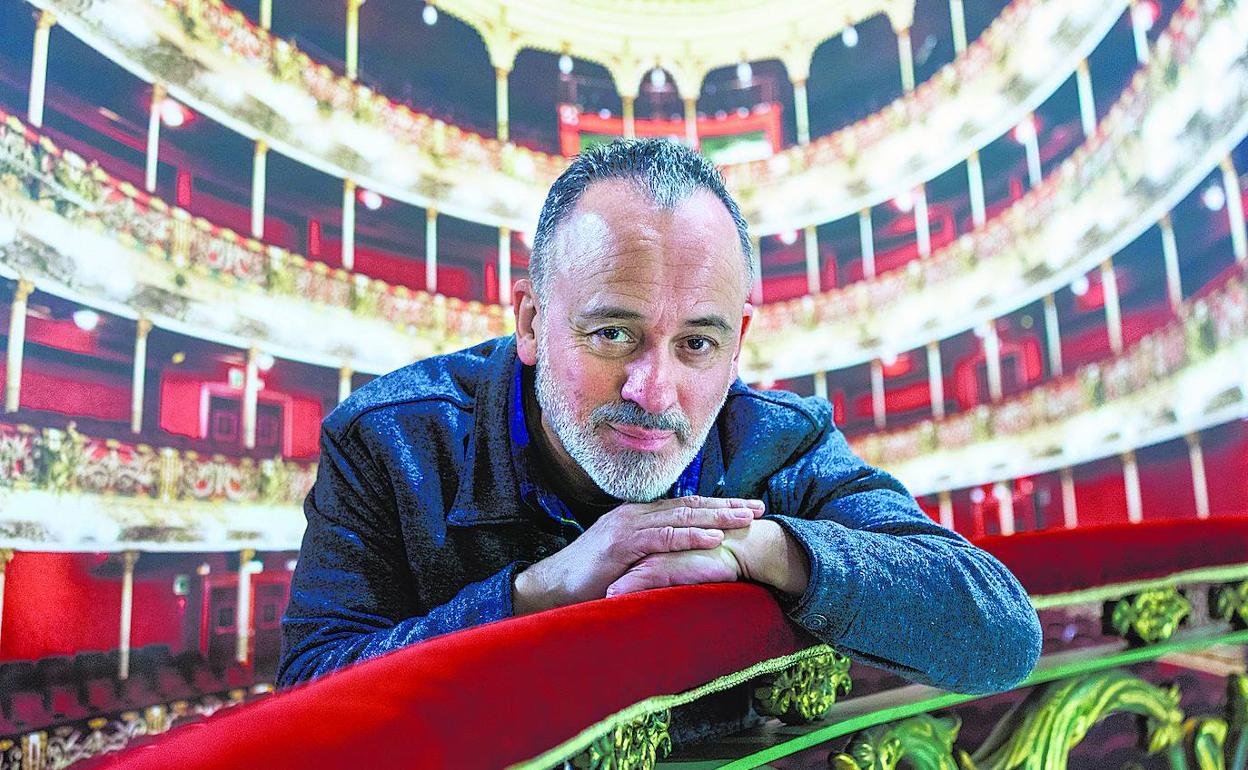 «Para mí actuar en el Arriaga es como jugar en La Catedral», dice Javier Gutiérrez, apasionado futbolero. 