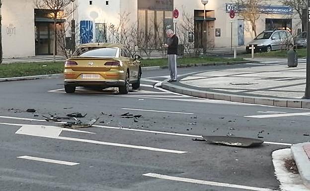 El turismo implicado en el choque y restos de la carrocería del mismo y del propio BEI. 