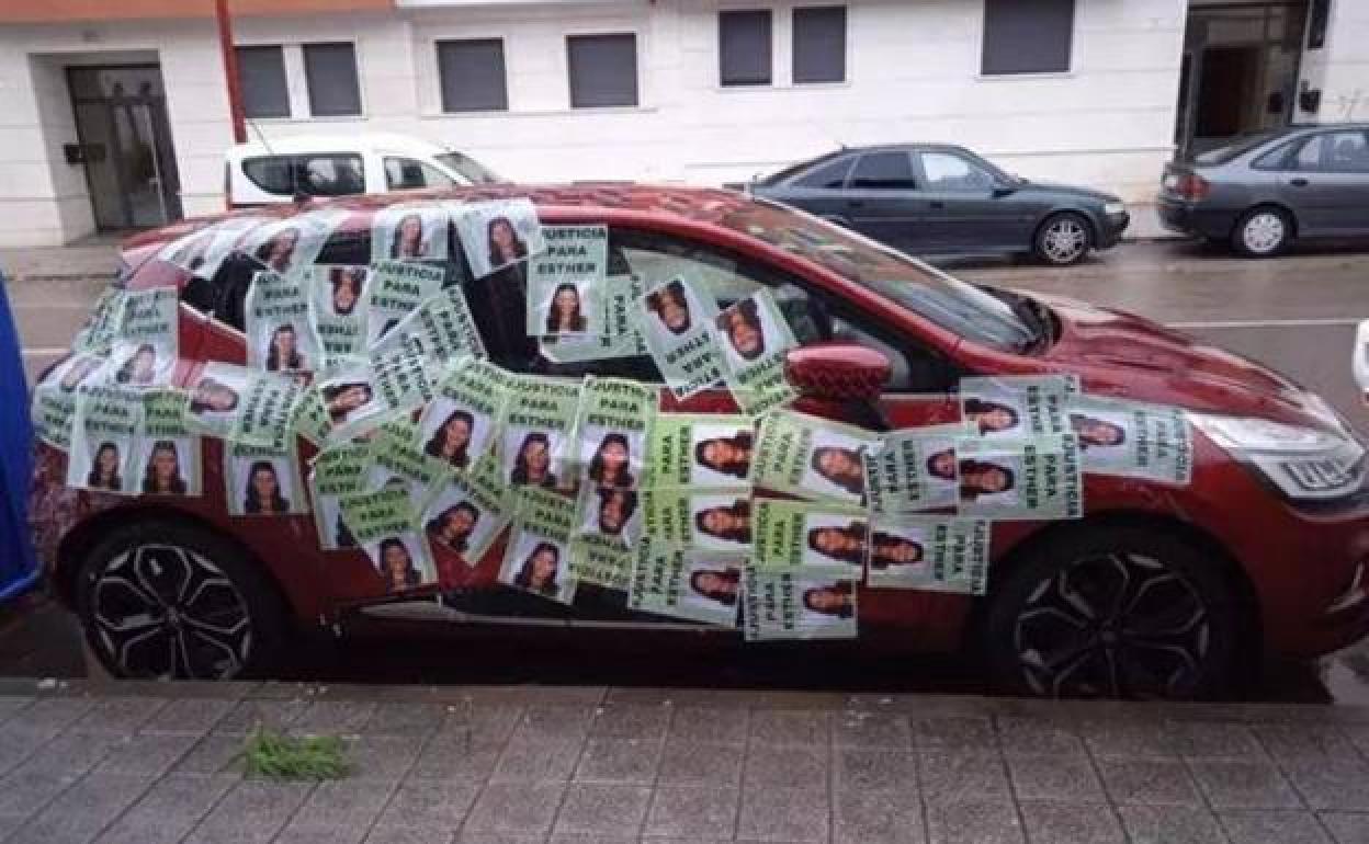 El coche de la hermana de Óscar S. amaneció empapelado de carteles de Esther en la Cistérniga. 