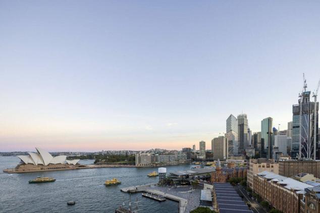 Según el arquitecto Kim Nielsen, las torres de mediados y finales del siglo XX están llegando al final de su vida útil. «Sabemos que ya no podemos demoler y construir como lo hicimos en el pasado, sino que debemos extender la vida útil y el potencial de los edificios que ya tenemos». 