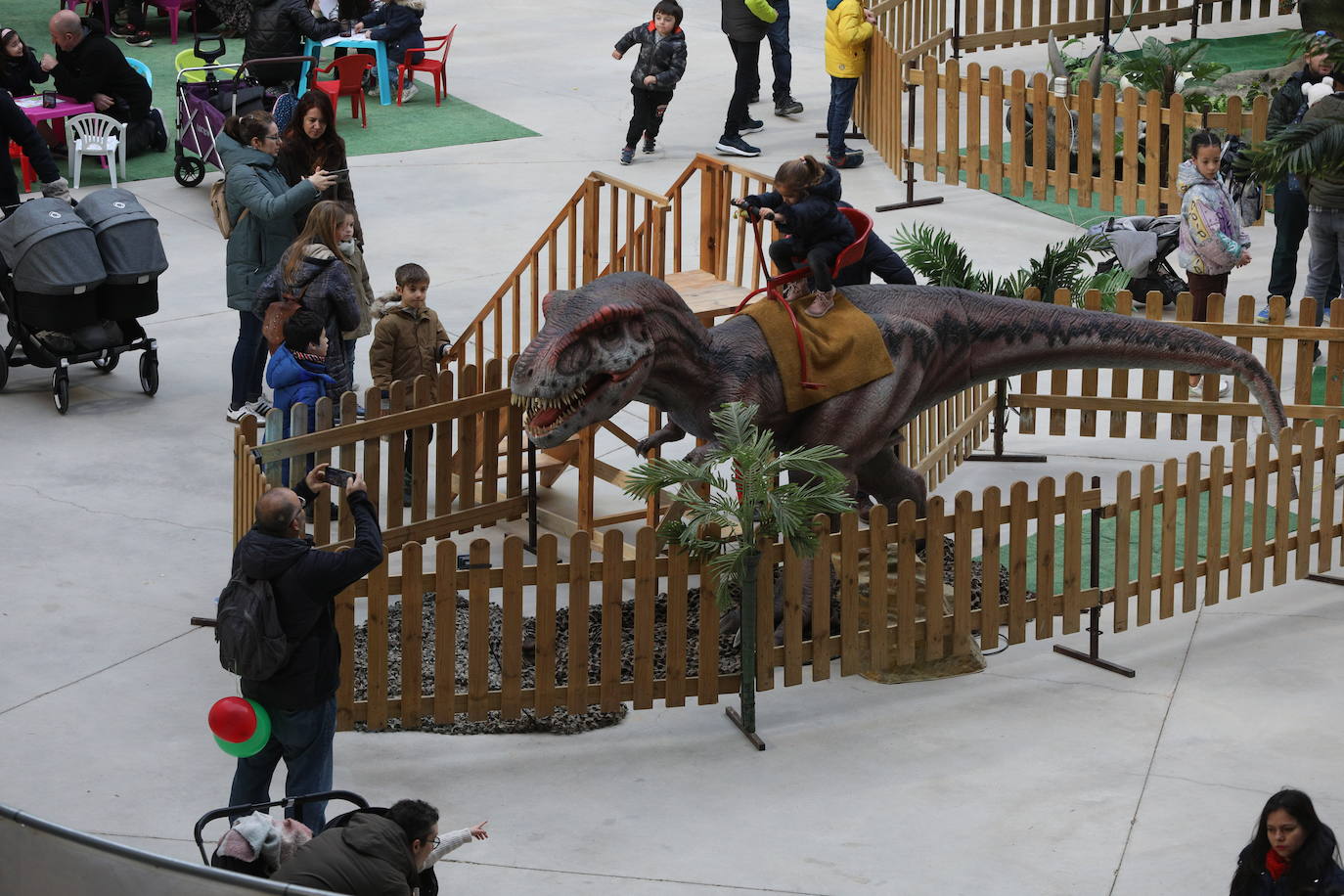 Fotos: Los dinosaurios llegan a Vitoria toman el Iradier Arena