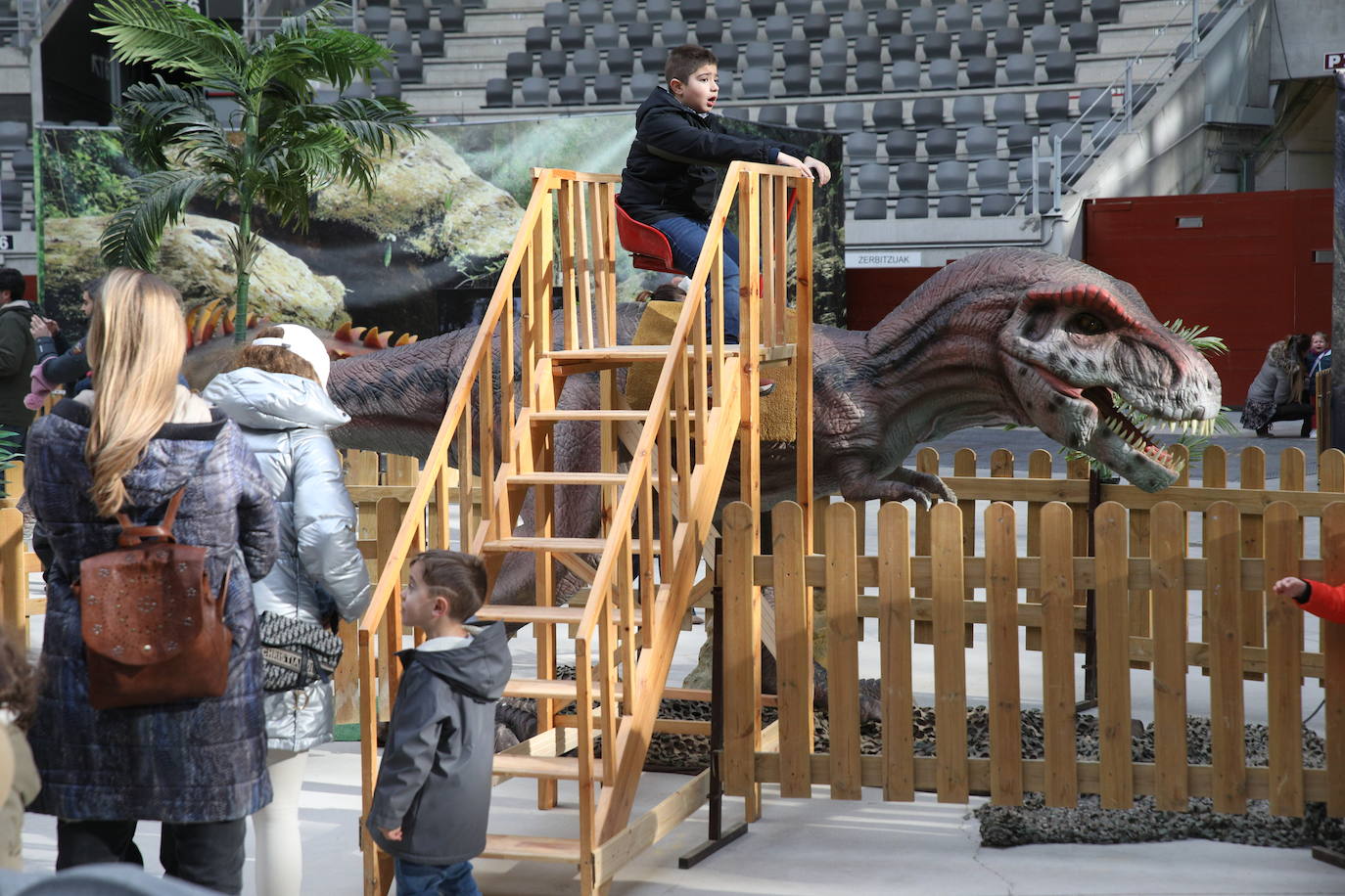 Fotos: Los dinosaurios llegan a Vitoria toman el Iradier Arena