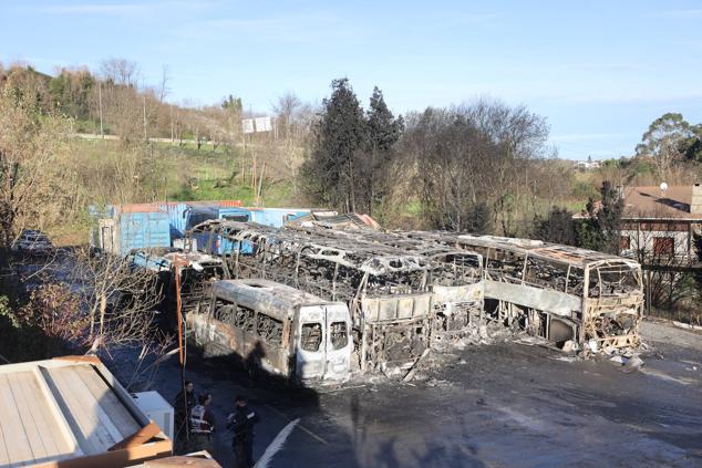 Fotos: Arden nueve autobuses en Erandio