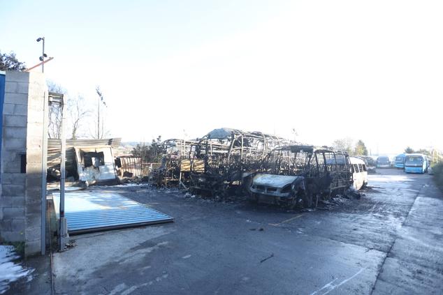 Fotos: Arden nueve autobuses en Erandio