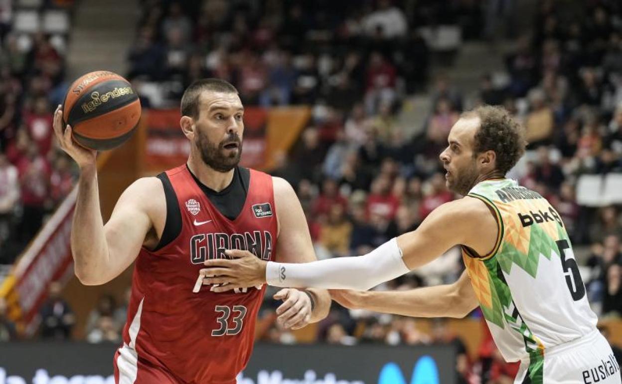 Denzel Andersson defiende a Marc Gasol en el partido en Girona. 