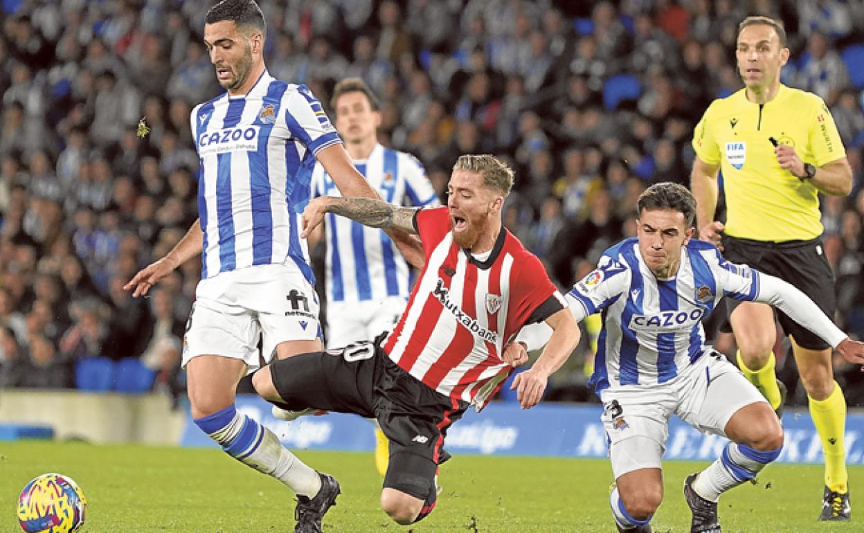 Muniain recibe una falta en el centro del campo, donde la Real mostró una gran intensidad desde el inicio del partido.