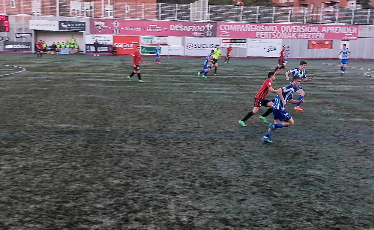 Zorrilla, que marcó el primer gol local, trata colarse entre dos rivales para alcanzar un balón largo. 