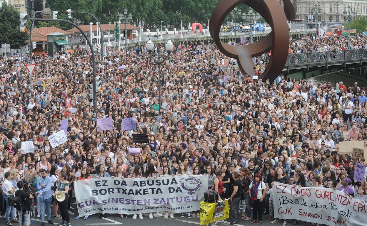 Manifestacion de protesta en Bilbao por la sentencia de libertad bajo fianza a los integrantes de 'La Manada' en 2018.