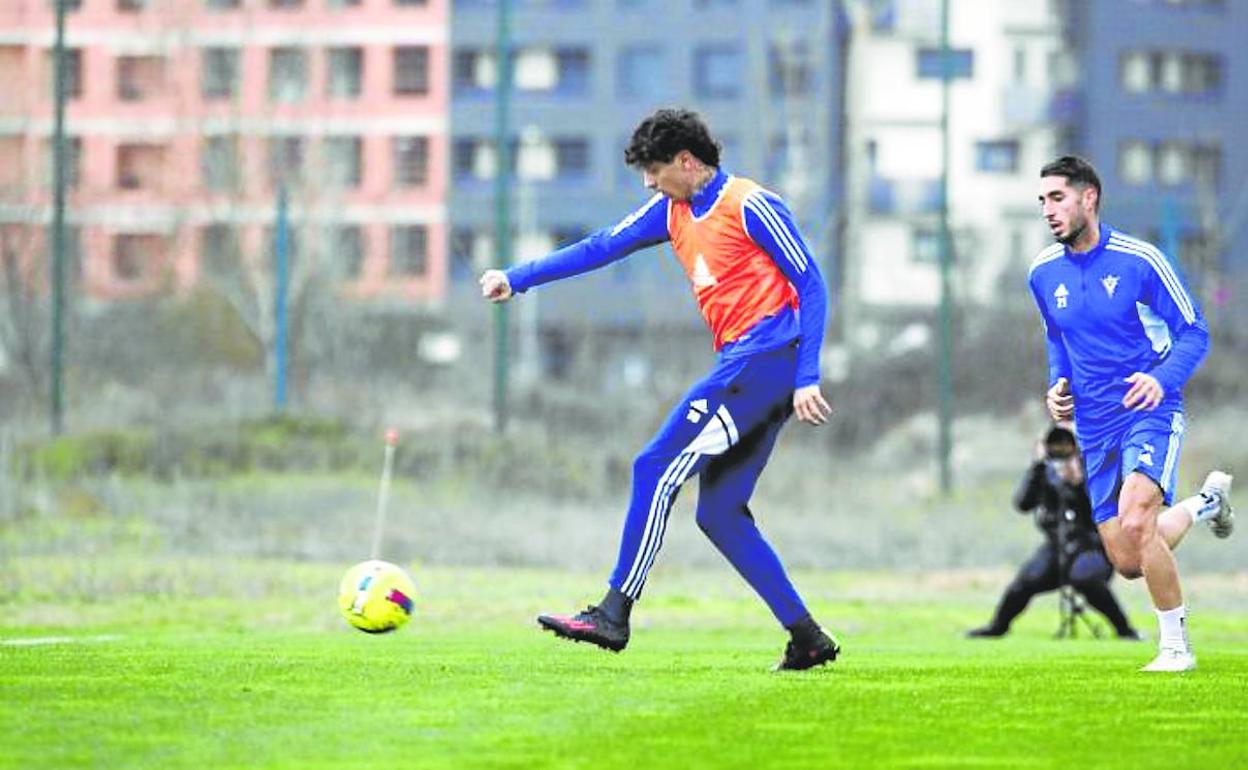 Gelabert, por delante de Roberto López en un ensayo, volverá al once inicial tras cumplir el partido de sanción federativa. 
