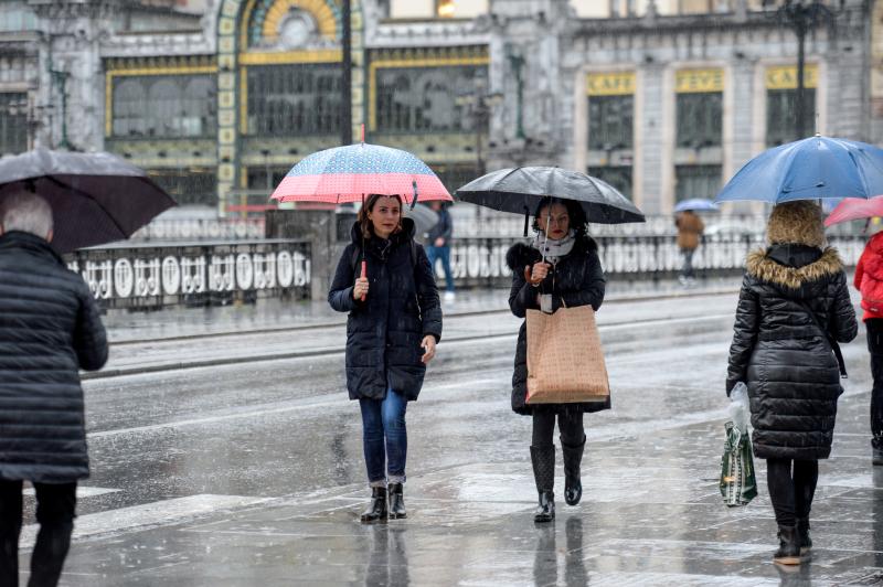 Los paraguas han sido imprescindibles durante todo el día en Bilbao. 